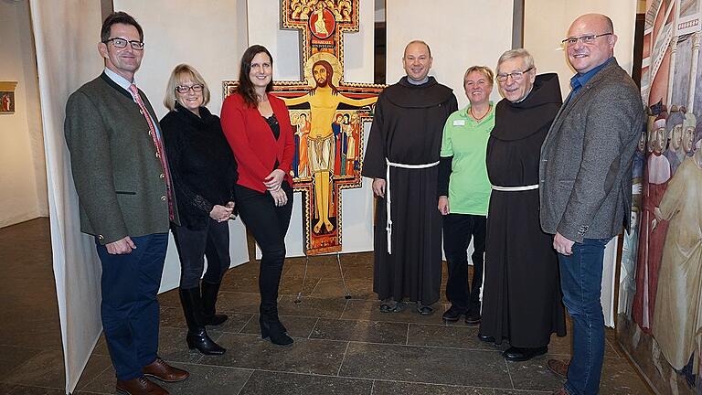 Zehn Jahre Bruder-Franz-Haus. Das Jubiläum wird mit wird mit einer Sonderausstellung und vielen lobenden Worten gefeiert. Das Bild zeigt (von links) Peter Suckfüll, Astrid Hedrich-Scherpf, Jennifer Rother, Pater Stanislaus Wentowski, Carmen Zinßler-Maul, Pater Martin Domogalla und Bürgermeister Georg Seiffert.