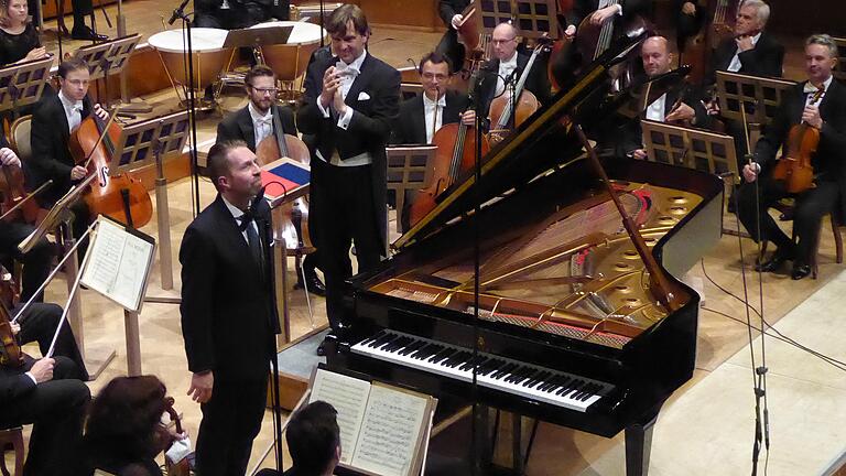 Beifall für den Solisten: Tomas Netopil applaudiert dem Pianist Leif Ove Andsnes beim Kissinger Sommer.