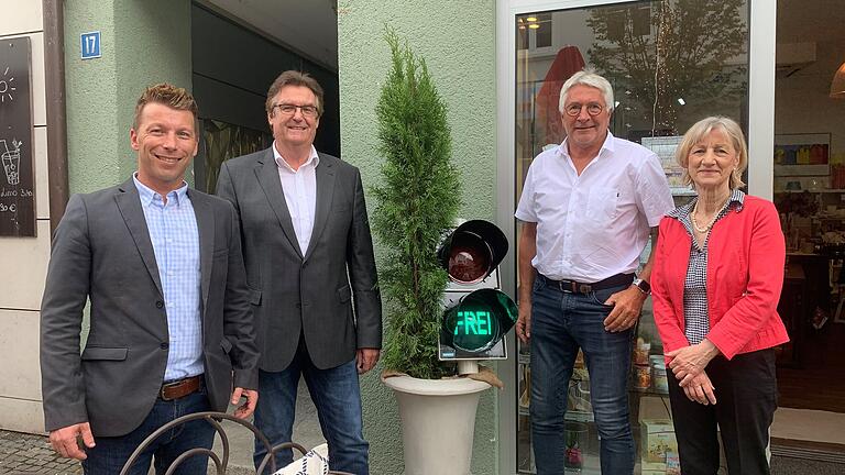 Zugang frei, verrät die Corona-Ampel: (von links) Thomas Herrmann, Citymanager Stadt Schweinfurt; Volker Grießmann, Siemens Mobility GmbH; Werner Christoffel, 1. Vorsitzender der Werbegemeinschaft Schweinfurt erleben e. V.; Jutta Schmid, Inhaberin von HomeLiving.