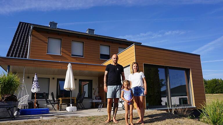 Martin Enders und Julia Rott mit Töchterchen Luna. Sie haben sich in Bischofsheim ein  modernes und zugleich gemütliches Eigenheim geschaffen. Foto: Marion Eckert       -  Martin Enders und Julia Rott mit Töchterchen Luna. Sie haben sich in Bischofsheim ein  modernes und zugleich gemütliches Eigenheim geschaffen. Foto: Marion Eckert