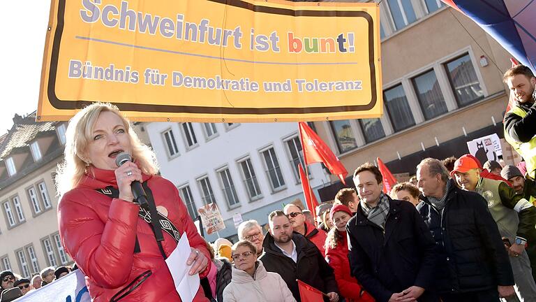 Auf dem Schweinfurter Marktplatz sprach auch Marietta Eder, Vorsitzende des Bündnisses 'Schweinfurt ist bunt' zu den Versammelten und rief diese zum Widerstand gegen Hass und Hetze auf. Auf dem Schweinfurter Marktplatz sprach auch Marietta Eder, Vorsitzende des Bündnisses 'Schweinfurt ist bunt' zu den Versammelten und rief diese zum Widerstand gegen Hass und Hetze auf.