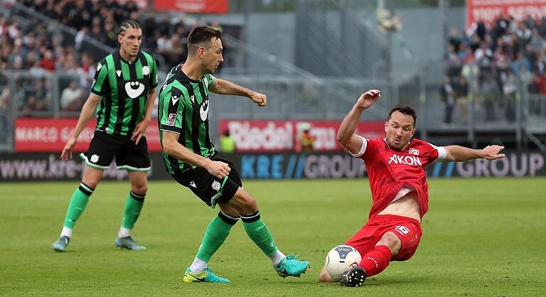 Mit vollem Einsatz: Kickers-Kapitän Peter Kurzweg (rechts) grätscht Hannovers Fynn Arkenberg den Ball vom Fuß.