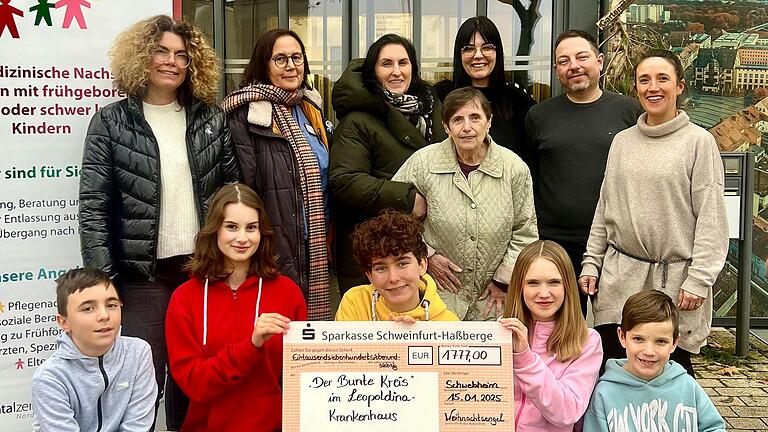 Petra Niklaus und Aynur Scheuring vom „Bunten Kreis“, Inka Volk vom Organisationsteam des Weihnachtsmarktes, Regina Störcher (Bewohnerin des „Haus an den Mönchskutten“, Jasmin Braun vom sozialen Dienst, Einrichtungsleiter Dominik Küfner, Christine Klement vom Kinderstand mit einigen Kindern.