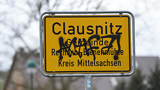 Rechenberg-Bienenmühle       -  Das Ortsschild von Clausnitz, einem Ortsteil von Rechenberg-Bienenmühle (Sachsen) am 20.02.2016 - es wurde beschmiert. Gegner eines neuen Asylbewerberheims hatten am Donnerstag (18.02.) versucht, die Ankunft der ersten Bewohner zu blockieren.