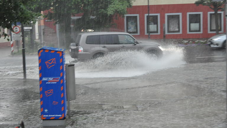 Gewitter in der Innenstadt von Marktheidenfeld.