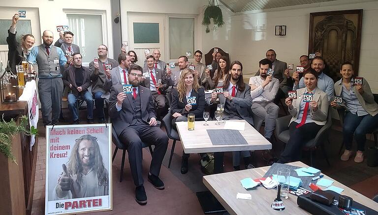 Die PARTEI: Andrea Kübert übernimmt unterfränkischen Vorsitz - Das Plenum des Bezirksparteitags der Partei Die PARTEI in Karlstadt. Die PARTEI: Andrea Kübert übernimmt unterfränkischen Vorsitz - Das Plenum des Bezirksparteitags der Partei Die PARTEI in Karlstadt.