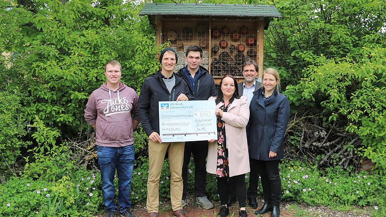 Ehemalige Studierende der Landwirtschaftsschule Schweinfurt spenden 650 Euro an das Blindeninstitut Würzburg. Das Bild zeigt die Spendenübergabe im Blindeninstitut: (von links) Simon Oppmann, Peter Reitz und Michael Keidel, ehemalige Studierende der Landwirtschaftsschule Schweinfurt; Barbara Knötgen, Leiterin Förderstätte Blindeninstitut Würzburg; Herbert Lang, Schulleiter Landwirtschaftsschule Schweinfurt; Karoline Schramm, Mitarbeiterin Amt für Ernährung, Landwirtschaft und Forsten Schweinfurt.