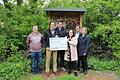 Ehemalige Studierende der Landwirtschaftsschule Schweinfurt spenden 650 Euro an das Blindeninstitut Würzburg. Das Bild zeigt die Spendenübergabe im Blindeninstitut: (von links) Simon Oppmann, Peter Reitz und Michael Keidel, ehemalige Studierende der Landwirtschaftsschule Schweinfurt; Barbara Knötgen, Leiterin Förderstätte Blindeninstitut Würzburg; Herbert Lang, Schulleiter Landwirtschaftsschule Schweinfurt; Karoline Schramm, Mitarbeiterin Amt für Ernährung, Landwirtschaft und Forsten Schweinfurt.