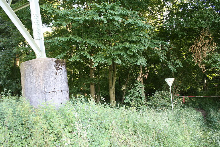 Der Mast 123 steht bereits im Naturschutzgebiet "Garstadter Holz. Der Mast 123 steht bereits im Naturschutzgebiet "Garstadter Holz.