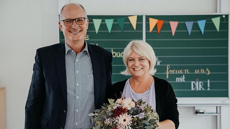 Bürgermeister Stephan Amend heißt die neue Schulleiterin Karin Schanbacher herzlich willkommen.