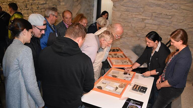 Reges Interesse fand die erste öffentliche Präsentation der archäologischen Funde im Tauberrettersheimer Königinkeller.