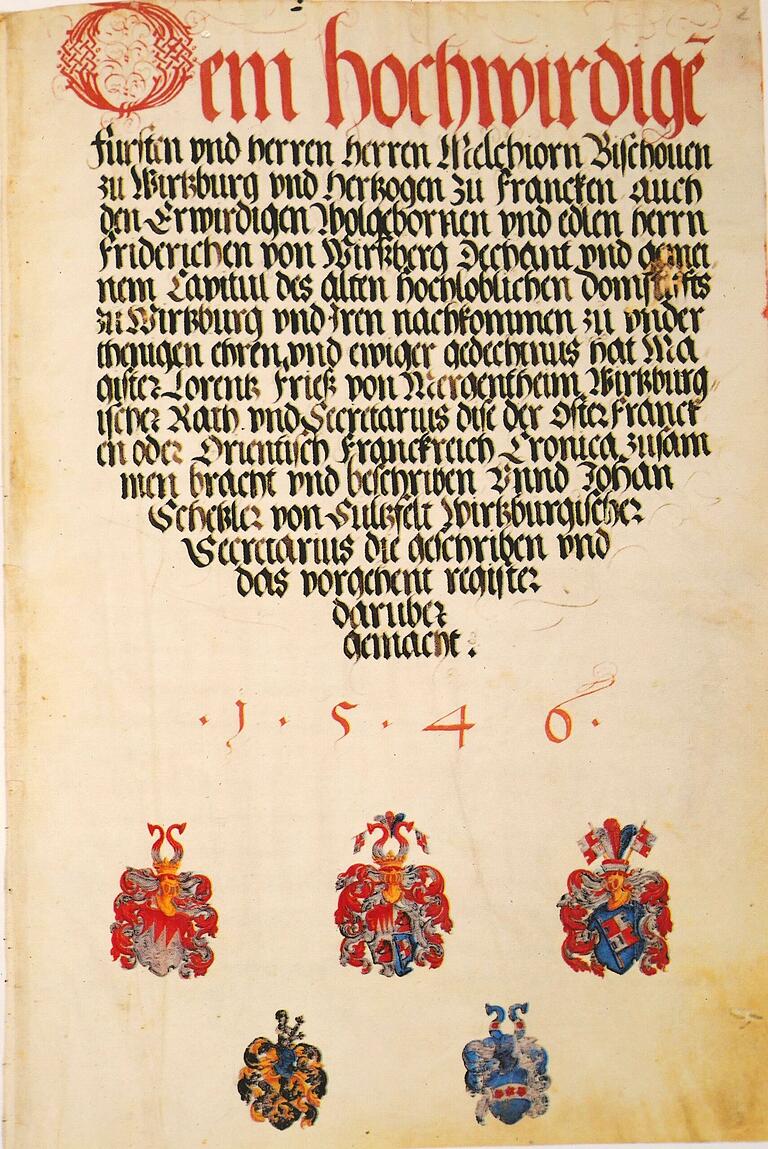 Titelseite der Fries-Chronik des Stadtarchivs von 1546 mit der Widmung an den regierenden Fürstbischof Melchior Zobel von Giebelstadt, unten links das Wappen von Lorenz Fries, rechts jenes von Martin Seger, dem Zeichner zahlreicher Miniaturen.