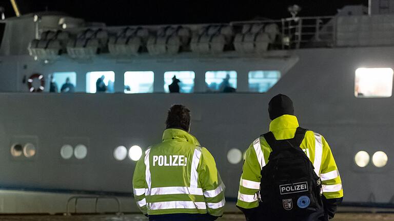 Manövrierunfähige Helgolandfähre erreicht Festland       -  Die &bdquo;Funny Girl&rdquo; läuft im Hafen von Büsum ein (Foto aktuell).