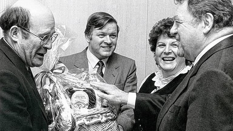 Der Strippenzieher: FJS 1988 beim Kleinen CSU-Parteitag in Würzburg mit den Parteifreunden Barbara Stamm, Walter Eykmann und Wolfgang Bötsch. Der Strippenzieher: FJS 1988 beim Kleinen CSU-Parteitag in Würzburg mit den Parteifreunden Barbara Stamm, Walter Eykmann und Wolfgang Bötsch.