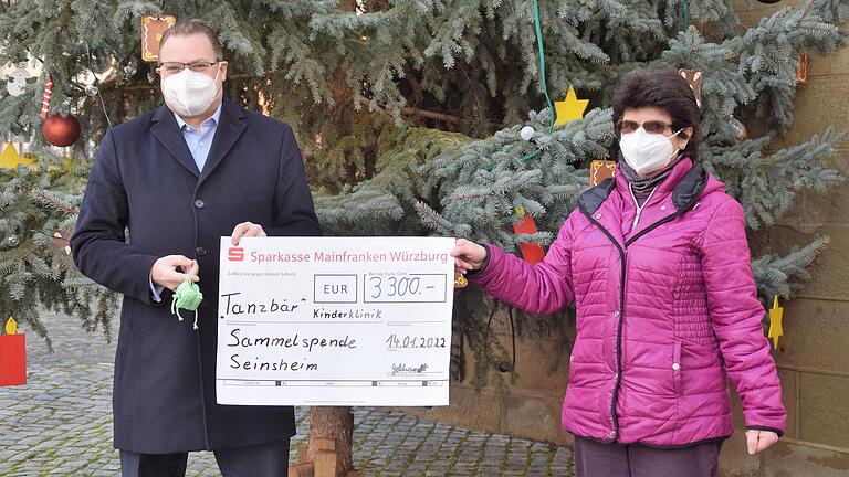 Elfi Gebhardt aus Seinsheim überreichte an Simon Kuttenkeuler, Vorsitzender des Fördervereins Kinderklinik in Würzburg, einen symbolischen Scheck über 3300 Euro.