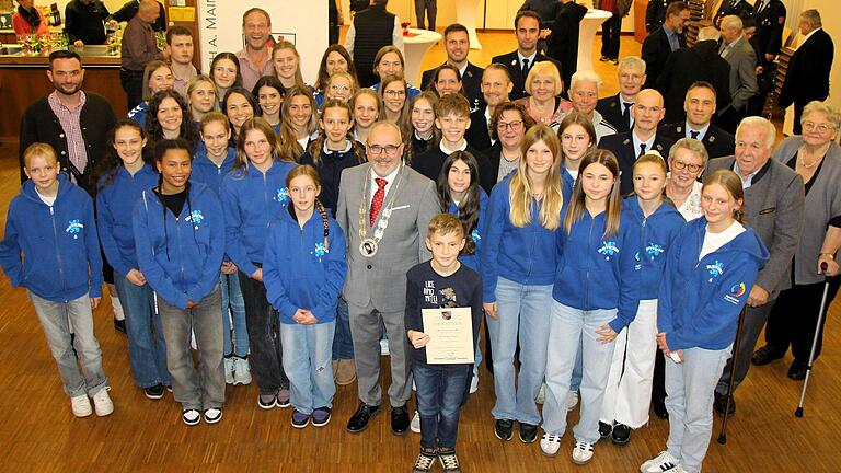 Beim Ehrenabend des Marktes Schwarzach im Begegnungshaus Arche wurden die Leistungen ehrenamtlich Engagierter und erfolgreicher Sportler gewürdigt. Unser Foto zeigt die große Schar der Geehrten mit Bürgermeister Volker Schmitt (vorne Mitte) sowie seinen Stellvertretern Johanna Sendner (hinten Siebte von rechts) und Thomas Weckert (hinten links)