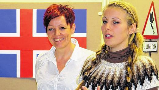 Islandflagge und Strickpulli: Bibliotheksleiterin und Islandfan Anna Scharf (rechts) präsentierte Autorin Anne Siegel.