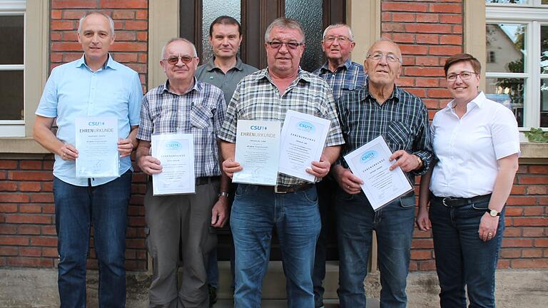 Würdigung für langjährige Mitgliedschaft und besondere Verdienste beim CSU-Ortsverband Hausen: Die Kreisvorsitzende Birgit Erb gratulierte (von links) Manfred Hauck, Georg Krenzer, Frank Eckert, Fridolin Link, Roland May und Dietmar Trabert.