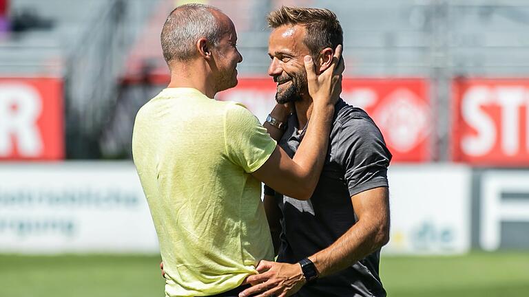 Glückseligkeit nach dem Aufstieg in die 2. Bundesliga: Thorsten Fischer und Trainer Michael Schiele im Juli 2020