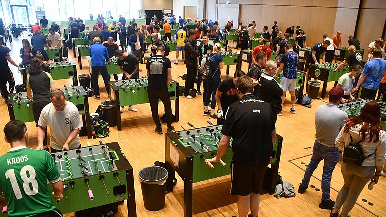 Knisternde Spannung lag in der Stadthalle Bad Neustadt in der Luft. Das internationale Tischfußball-Turnier 'ITFS Master' feierte mit der DJK Salz Premiere in der Region und wurde zu einem sportlichen Werbeträger für die Stadt mit Herz.