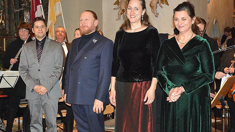 Singkreis Brend Weihnachtskonzert Solisten       -  Nahmen verdientermaßen den Beifall des Publikums nach dem Konzert in der St. Johannes-Kirche entgegen (von links): Chorleiter Wolfgang Schleier, Bass Sven Fürst, Altistin Barbara Buffy und Sopranistin Radka Loudova-Remmler.