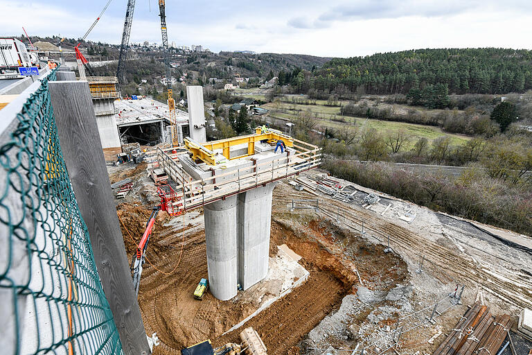 Die größte Baustelle Unterfrankens: Weil die A3 bei Würzburg auf sechs Fahrstreifen ausgebaut werden sollte, musste die alte Talbrücke bei Heidingsfeld weichen.