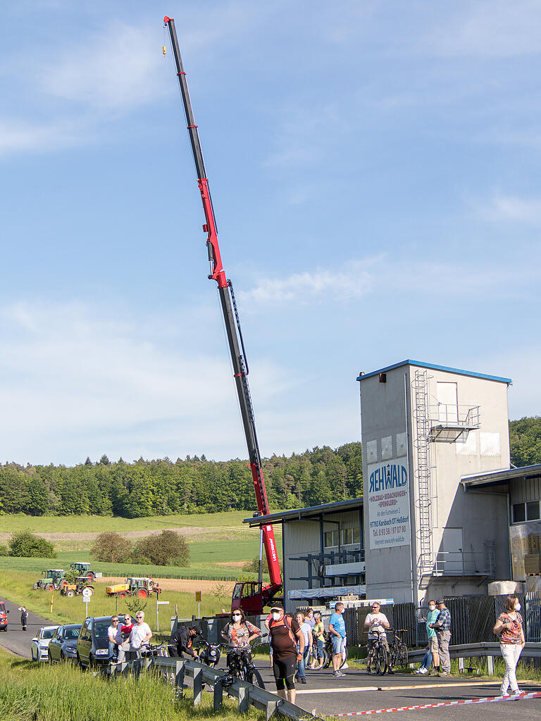 Ein 40 Meter hoher Autokran sollte bei der Demonstration im Heßdorf gegen die Alternativtrasse der P43 eine Einschätzung der Dimension von 50 bis 80 Meter hohen Stahlgittermasten ermöglichen.