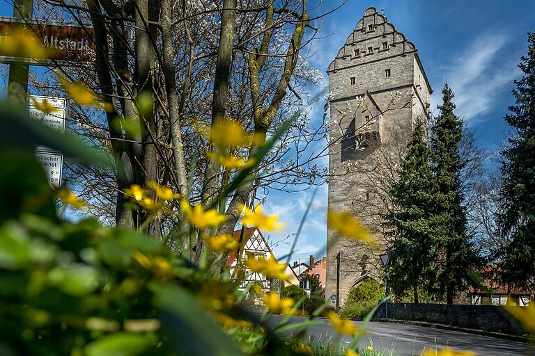 Start und Ziel der Extratour ist das Obere Tor am Rand der historischen Altstadt: Das sechste Stockwerk und der Turmabschluss mit Treppengiebel stammen aus dem Jahr 1570.