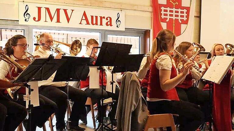 Die Kapelle des Jugendmusikvereins in der Festhalle in Aura       -  Die Kapelle des Jugendmusikvereins in der Festhalle in Aura