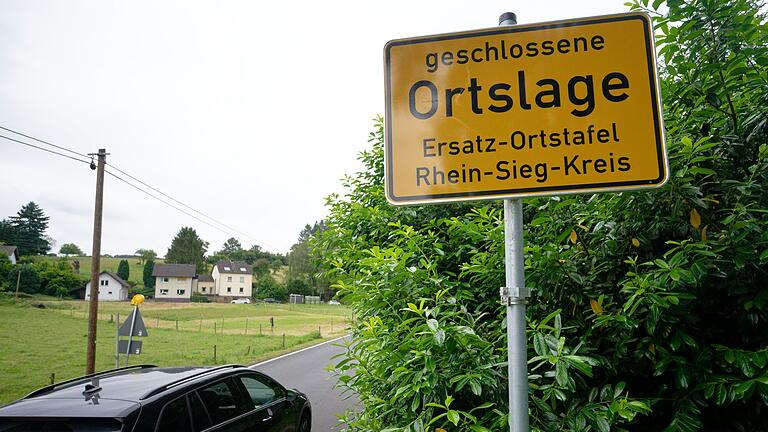 Hanf-Schild verschwunden - jetzt &bdquo;geschlossene Ortslage&rdquo;       -  Das Ortsschild Hanf ist verschwunden - nun weist eine Ersatz-Tafel auf eine &bdquo;geschlossene Ortslage&rdquo; hin.