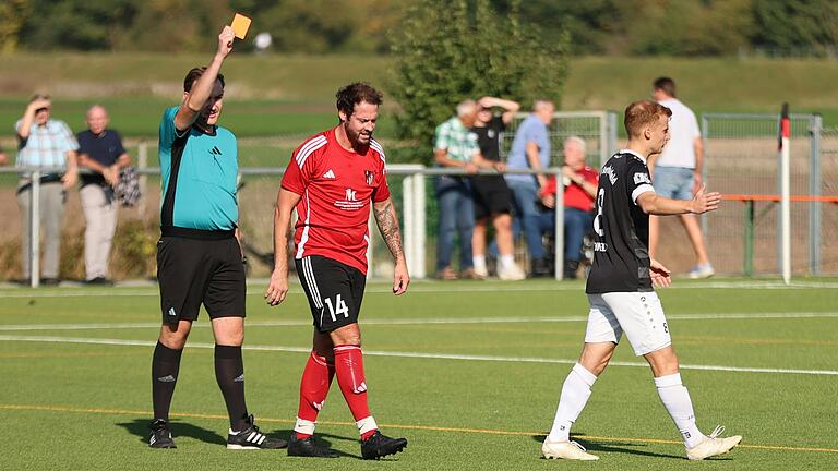 Früher Abmarsch: Schwarzachs Spielertrainer Christian Volkamer (Mitte) sieht nach einer Notbremse die Rote Karte von Schiedsrichter Lukas Steigerwald.