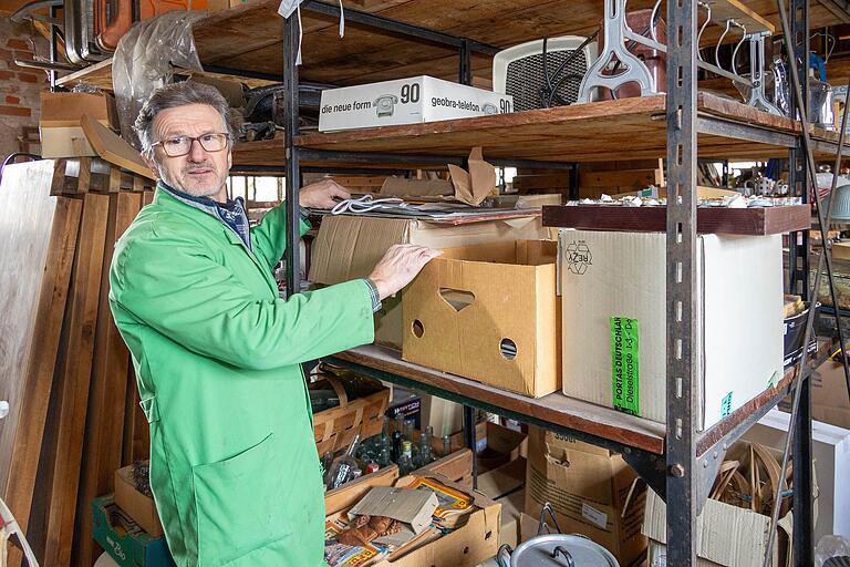 Albin Welsch vor einem der originalen Lagerregale, die neben Eisenwaren auch allerlei Krims und Krams tragen müssen. Albin Welsch vor einem der originalen Lagerregale, die neben Eisenwaren auch allerlei Krims und Krams tragen müssen.