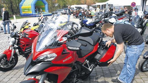 Halten die Tourenkoffer? Ein Biker nimmt die ausgestellte Ducati ganz genau unter die Lupe.