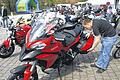 Halten die Tourenkoffer? Ein Biker nimmt die ausgestellte Ducati ganz genau unter die Lupe.