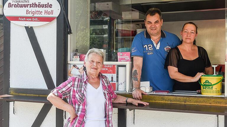 Die Imbißbude am Kardinal Faulhaber Platz steht vor einer ungewissen Zukunft. Inhaber Thomas Stark brät mit Mutter Brigitte Holl und Lebensgefährtin Michaela Niedworek die Bratwürste.