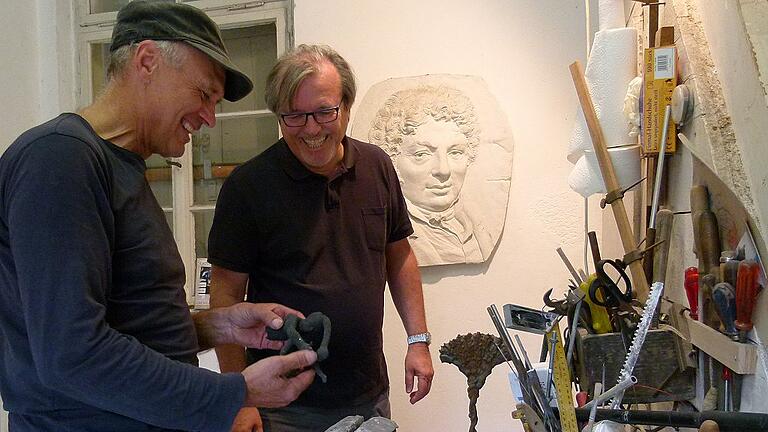 Atelierbesuch bei Adelbert Heil (links), der aus Kirchaich im Landkreis Haßberge stammt: Gerhard Seitz vom Elternbeirat des Bamberger Clavius-Gymnasiums lässt sich in die Kunst des Bildhauers einweisen.