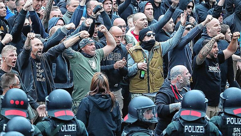 Chemnitz       -  27.08.2018, Sachsen, Chemnitz: Polizisten stehen in der Innenstadt am Karl-Marx-Monument bei einer Kundgebung der rechten Szene, um ein Aufeinanderprallen von rechten und linken Gruppen zu verhindern. Nach einem Streit war in der Nacht zu Sonntag in der Innenstadt ein 35-jähriger Mann erstochen worden. Die Tat war Anlass für spontane Demonstrationen, bei denen es auch zu Jagdszenen und Gewaltausbrüchen kam.