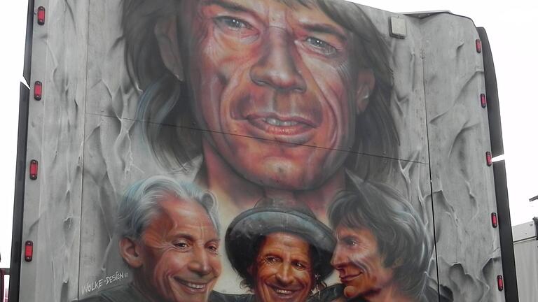 Kunst trifft auf Kraftstoff: Die Rolling Stones zieren einen Truck. Kunst trifft auf Kraftstoff: Die Rolling Stones zieren einen Truck.