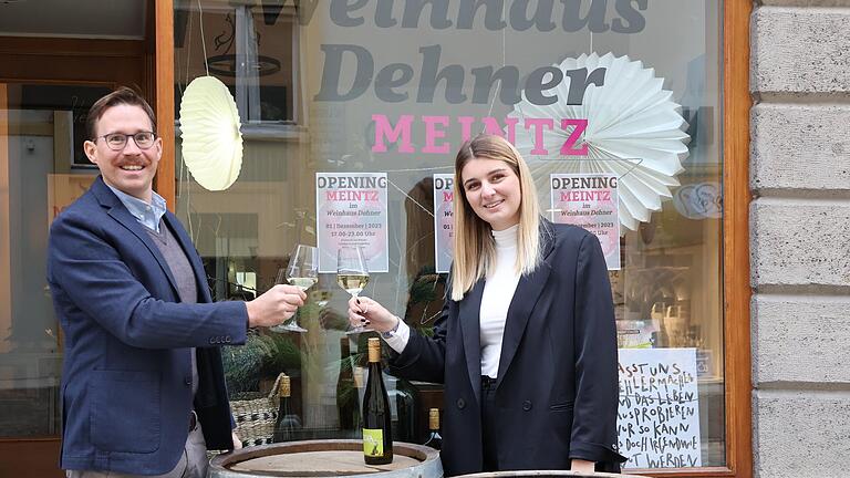 Eva Meintzinger und Vermieter Jan-Friedrich Dehner freuen sich, dass das Weinhaus Dehner wieder belebt wird. Eva Meintzinger und Vermieter Jan-Friedrich Dehner freuen sich, dass das Weinhaus Dehner wieder belebt wird.