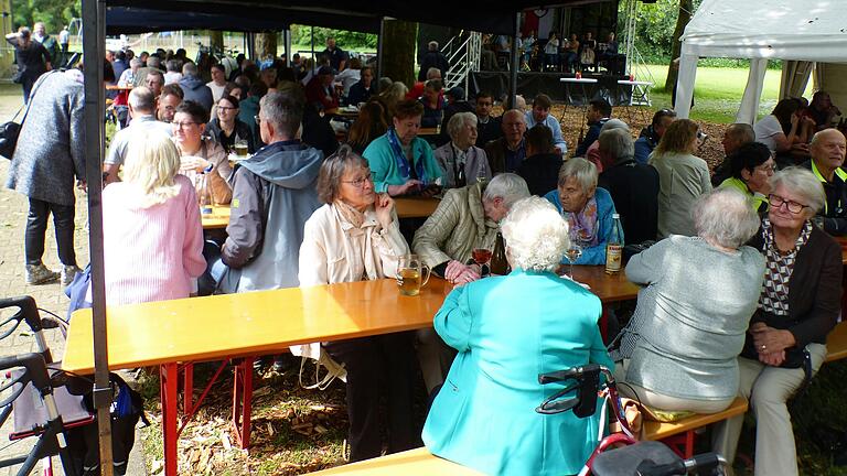 Am Sonntag spitzte sogar die Sonne kurz hervor. Der zweite Teil des Obervolkacher Festes war sehr gut besucht.