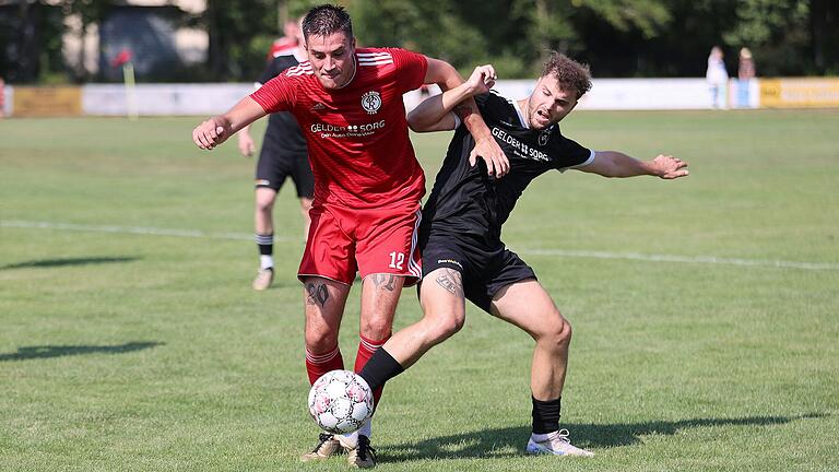 'Einfacher ist es auf keinen Fall', sagt der neue Zeiler Spielertrainer Simon Rambacher (rechts, gegen Krums Arian Berisha) über den Unterschied zwischen Landesliga- und Kreisklassenfußball.