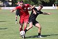 'Einfacher ist es auf keinen Fall', sagt der neue Zeiler Spielertrainer Simon Rambacher (rechts, gegen Krums Arian Berisha) über den Unterschied zwischen Landesliga- und Kreisklassenfußball.