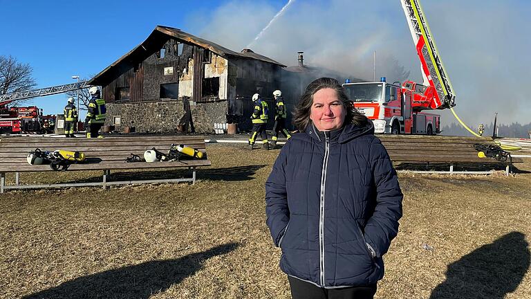 Sandbergs Bürgermeisterin Sonja Reubelt zeigt sich auch am Tag nach dem Brand der Kissinger Hütte noch schockiert angesichts des Feuers. Sie hofft, dass das Ausflugsziel wieder aufgebaut werden kann. Sandbergs Bürgermeisterin Sonja Reubelt zeigt sich auch am Tag nach dem Brand der Kissinger Hütte noch schockiert angesichts des Feuers. Sie hofft, dass das Ausflugsziel wieder aufgebaut werden kann.