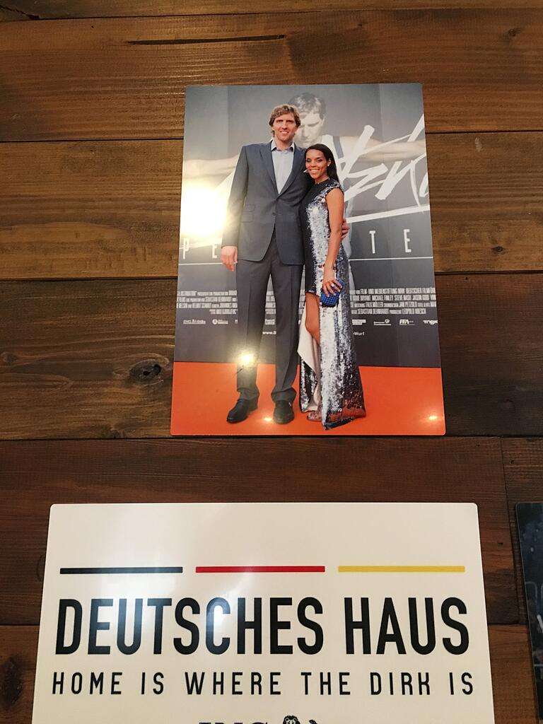 Nowitzki mit Frau Jessica auf dem Roten Teppich vor der Vorführung des Films 'Der perfekte Wurf'.