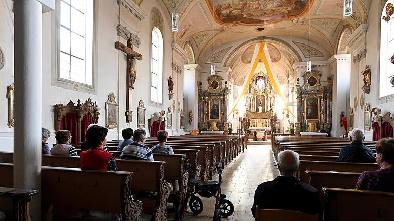 Rosenkranz / Rosenkranzbeten St. Vitus Rehling       -  Durchschnittsalter sichtbar über siebzig: An diesem Tag sind 17 Frauen und Männer zum Rosenkranz in die Pfarrkirche St. Vitus und Katharina in Rehling bei Augsburg gekommen.