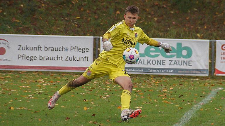 Es könnte sein, dass Torhüter Vladyslav Verdiei im Wechsel mit Maximilian Weisbäcker in Memmingen wieder zum Einsatz beim TSV Aubstadt kommt. Es könnte sein, dass Torhüter Vladyslav Verdiei im Wechsel mit Maximilian Weisbäcker in Memmingen wieder zum Einsatz beim TSV Aubstadt kommt.