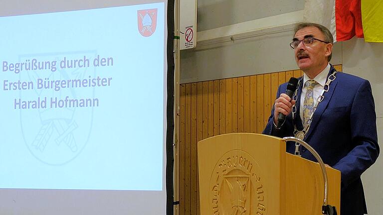 Bürgermeister Harald Hofmann bei seiner Neujahrsansprache - Bürgermeister Harald Hofmann bei seiner Neujahrsansprache Bürgermeister Harald Hofmann bei seiner Neujahrsansprache - Bürgermeister Harald Hofmann bei seiner Neujahrsansprache