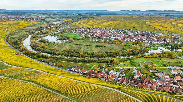 In Volkach geht es am Terroir-f-Standpunkt um das Klima und seine Effekte auf den Weinanbau. Wer sich erfreulicheren Dingen widmen möchte, genießt die Aussicht.
