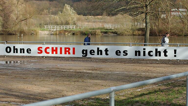 Schiri-Propaganda       -  Eine beschriftete Bande, die einst auf dem Hartplatz in Karlburg zu sehen war und deren Inhalt man schwer widersprechen kann.