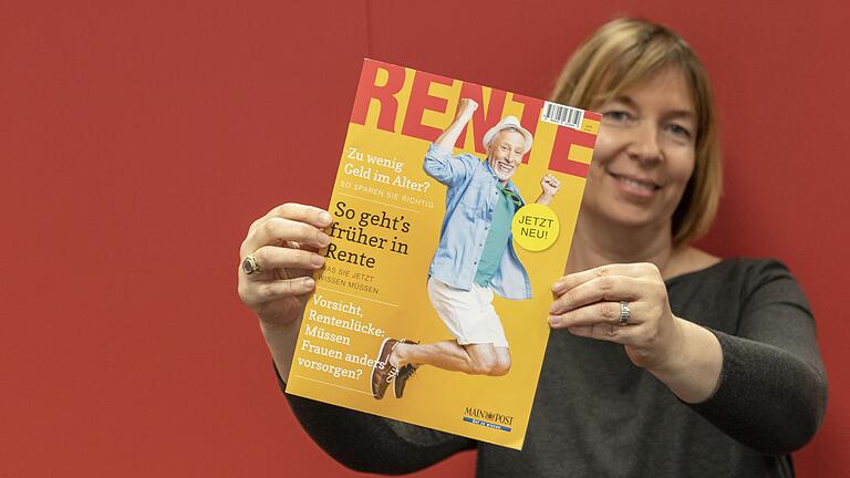 Redakteurin Claudia Kneifel mit dem neuen Magazin 'Rente'.